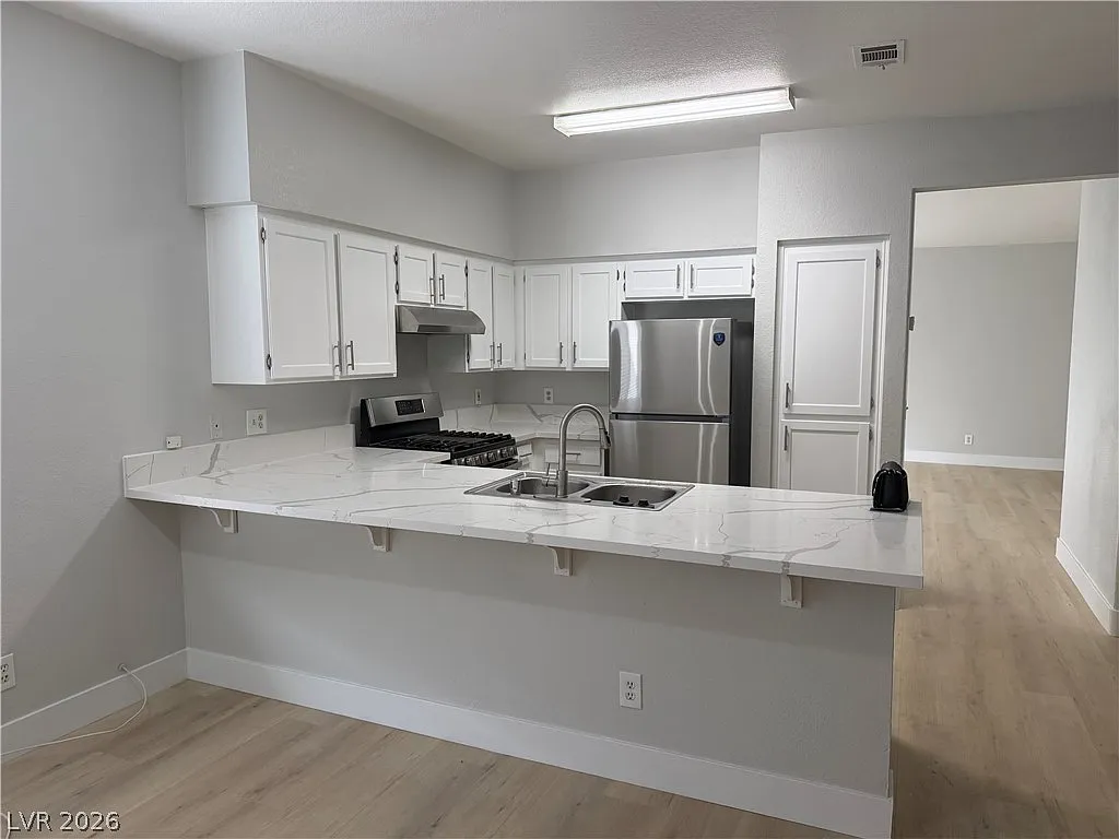 4 bed, 2.5 bath, 2096 sqft, $2,345 — Photo 3