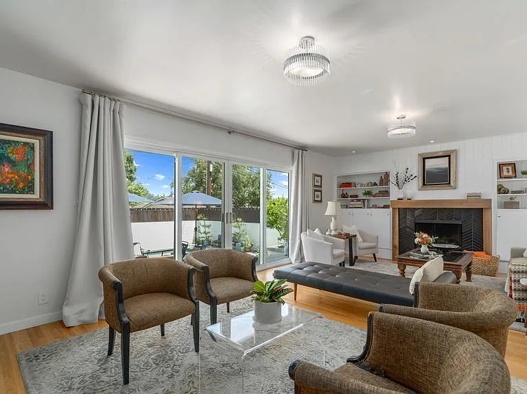 2030 N Altadena Dr — Photo 4