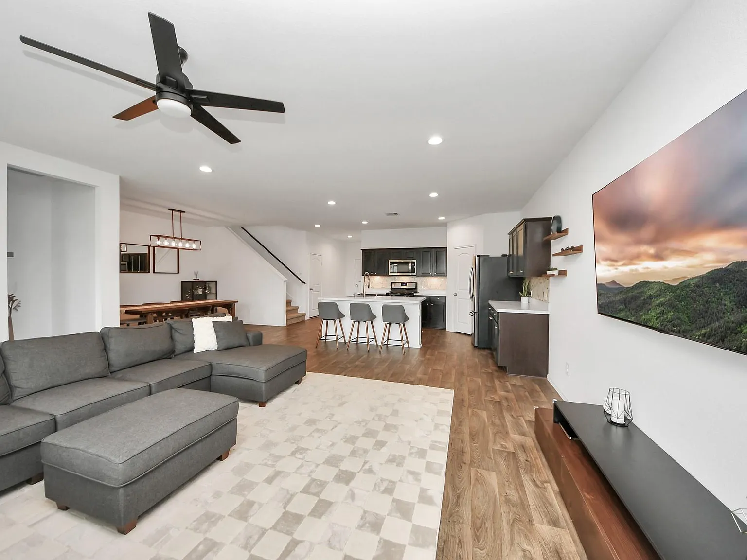 4 bed, 3.0 bath, 2720 sqft, $2,500 — Photo 2