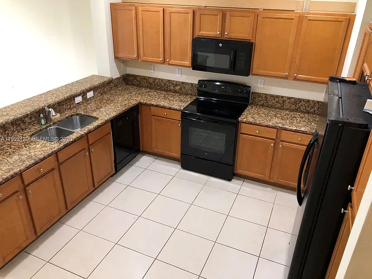 17000 SW 90th Ter — Photo 3