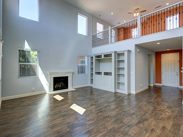1148 Cordova Ave — Photo 2