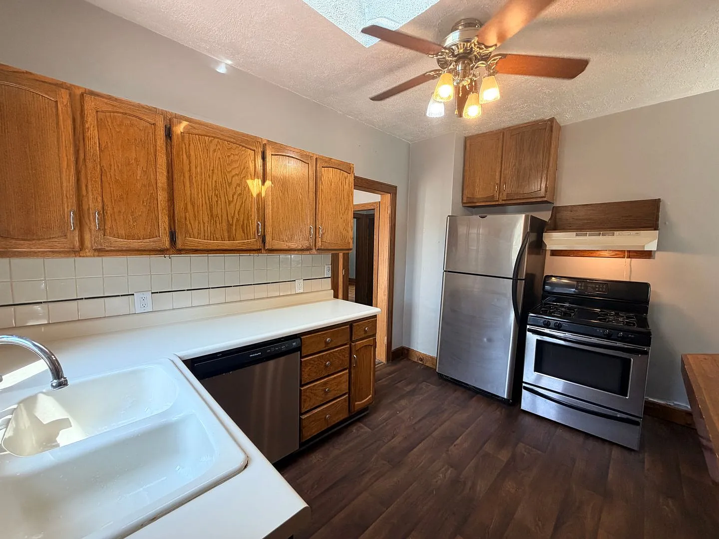 Charming 2 Bedroom Home in Moline! — Photo 2