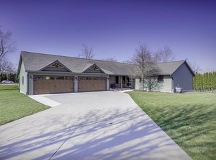 700 Brynnwood Ln, Lena, IL 61048