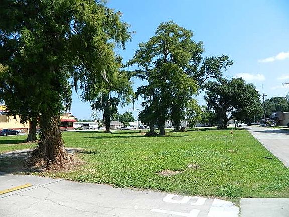 4th image of 707 W Tunnel Blvd