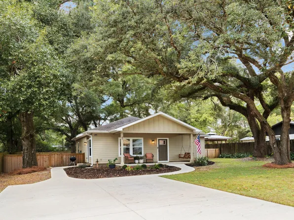 82 Live Oak St, Freeport, FL 32439