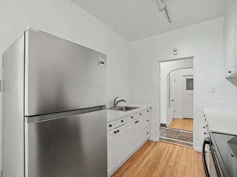 611 E 20th St #202 — Photo 2