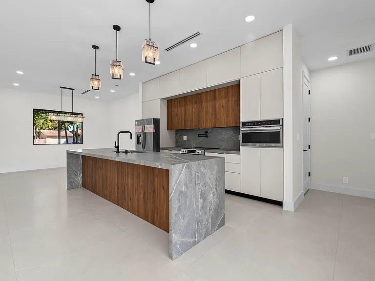 621 NW 42nd Ave — Photo 10