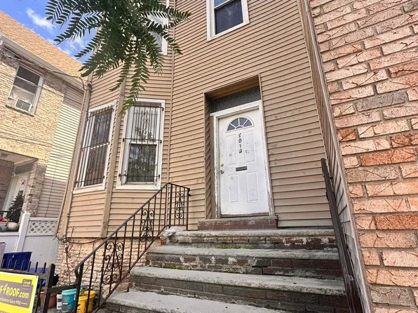 1014 Summit Avenue image 1 of 13
