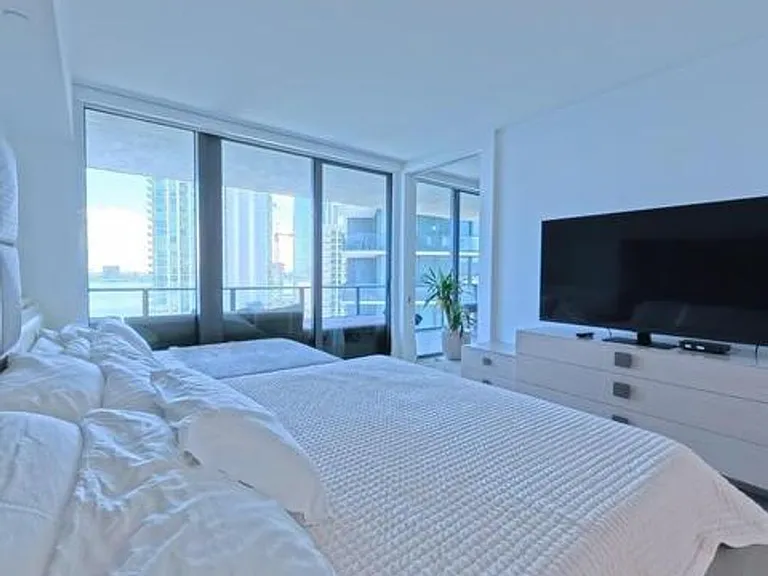 650 NE 32nd St #1601 — Photo 11