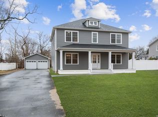 8 Namkee Rd, Blue Point, NY 11715