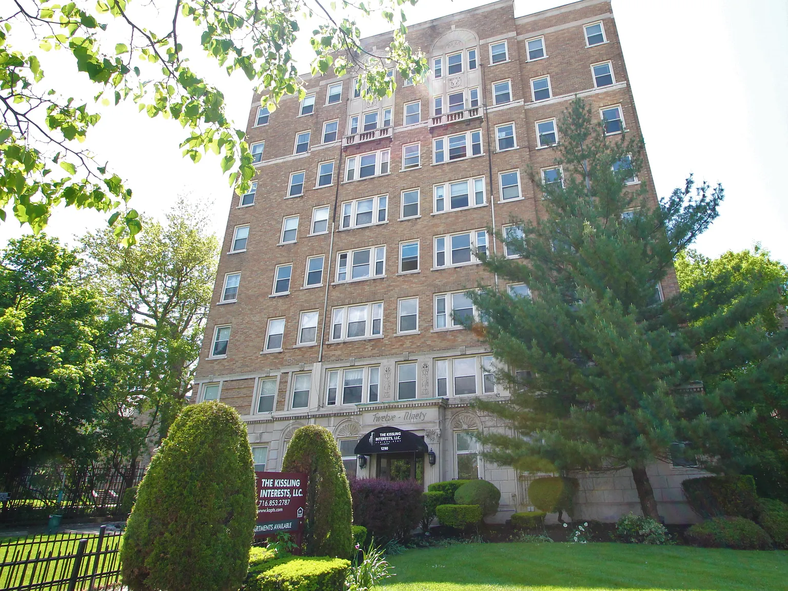 Gates Circle — Photo 1