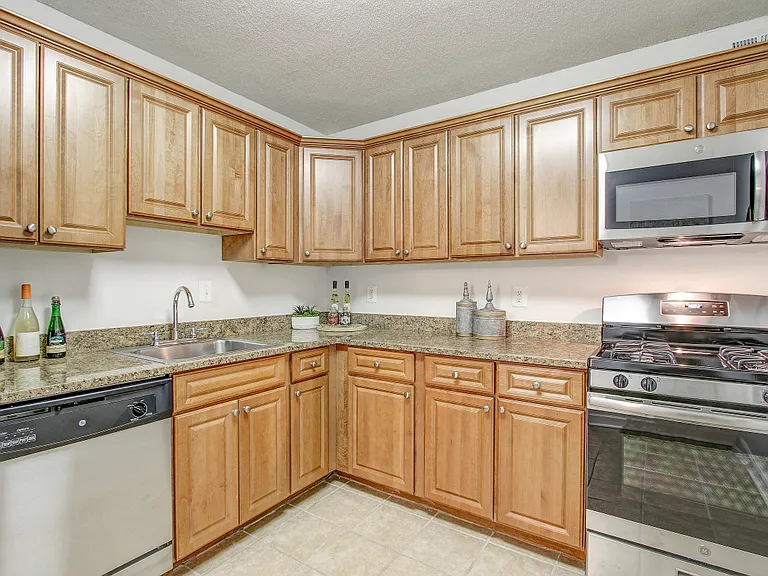 4450 S Park Ave — Photo 16
