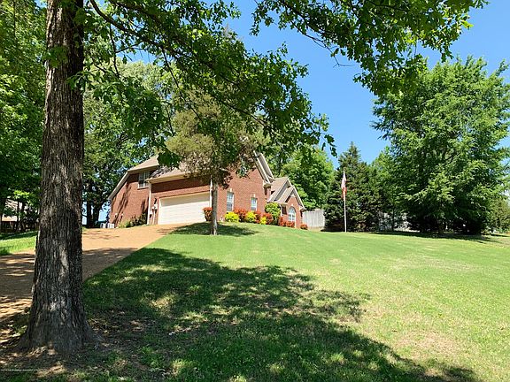 3rd image of 1925 Wood Lane Dr