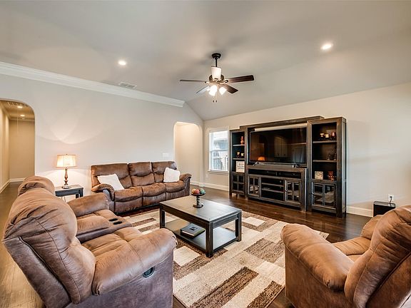 5th image of 303 Jacinth Ln
