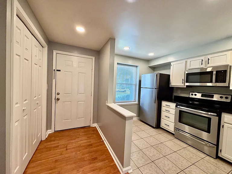 9604 Vinca Cir #E — Photo 10
