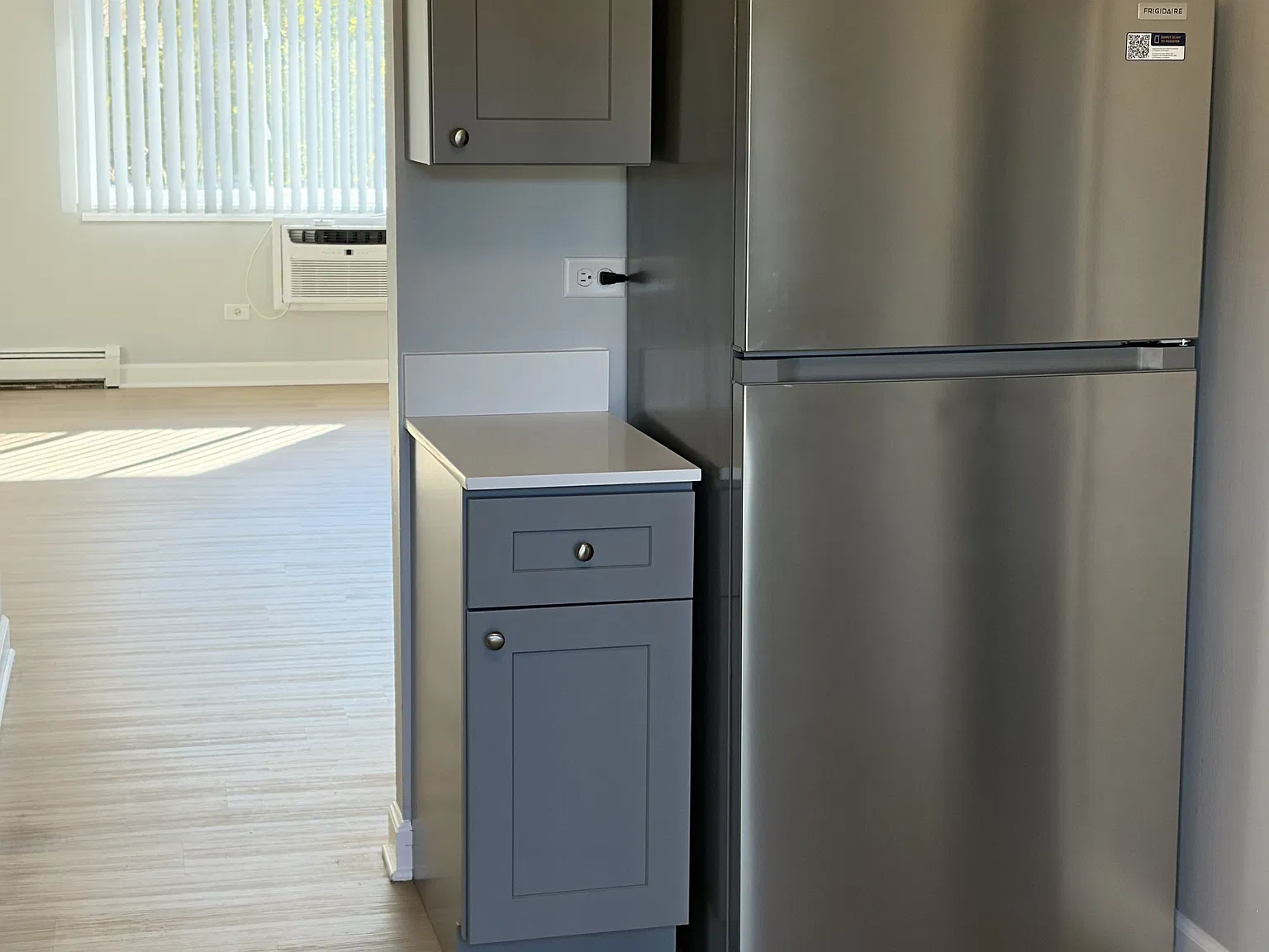 704 W Huntington Commons Rd — Photo 2