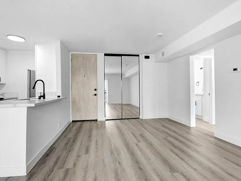 520 Kelton — Photo 20