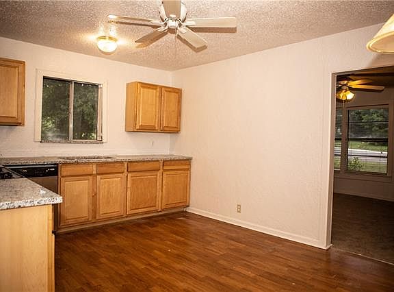 3rd image of 813 Meadow Park Dr