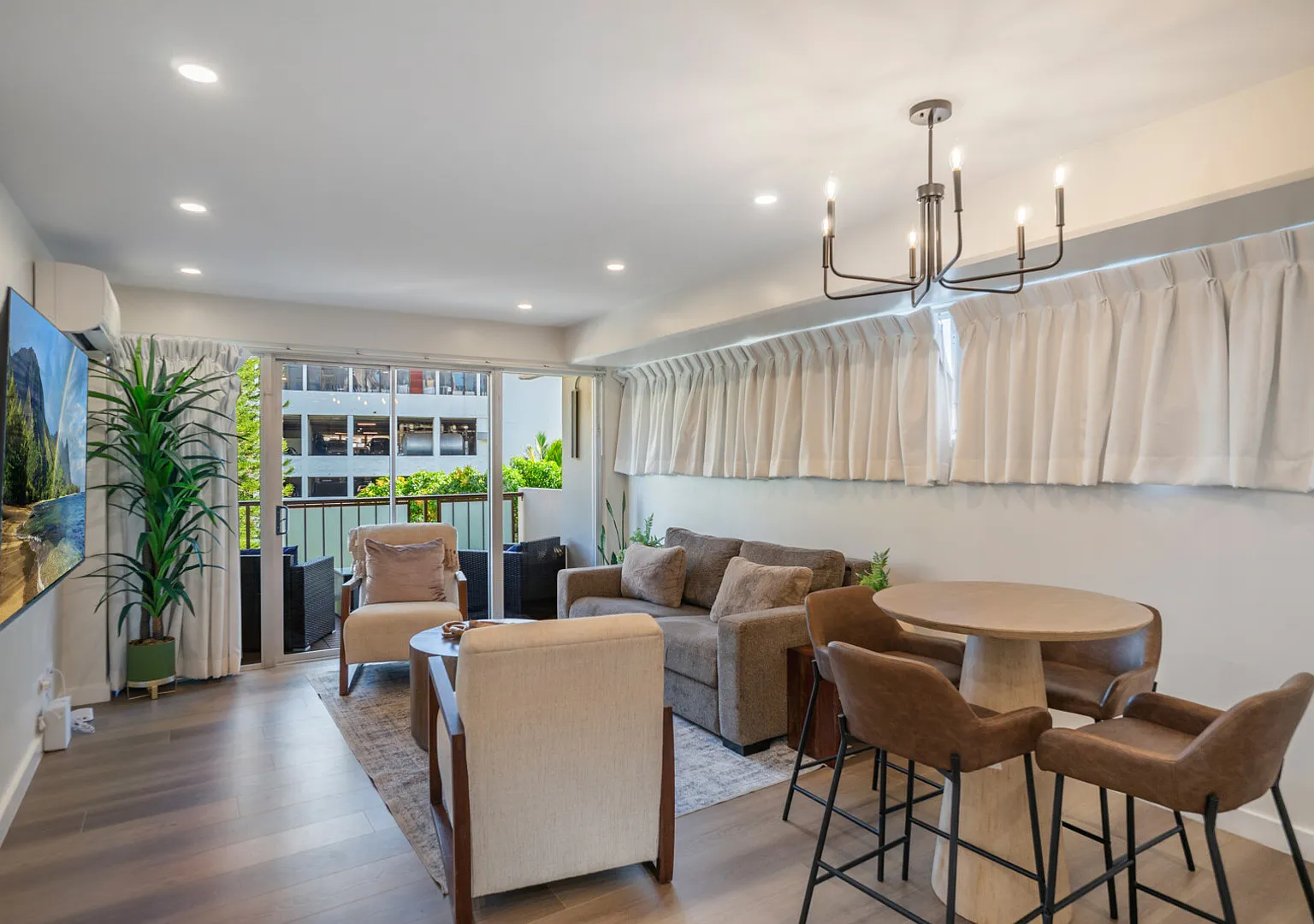 Walking Distance to Beach! 3Bed 2Bath AC, Parking — Photo 3