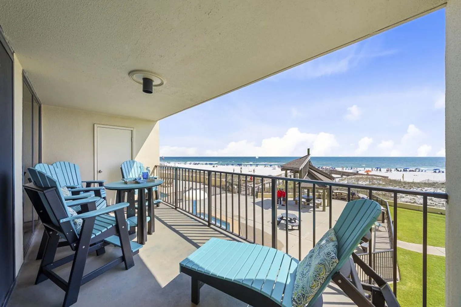 2 bed, 2.0 bath, 914 sqft, $4,622 — Photo 2