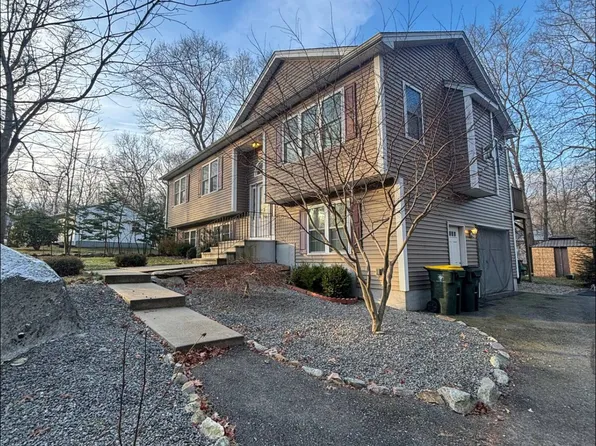 35 Doe Crossing Dr, Pascoag, RI 02859