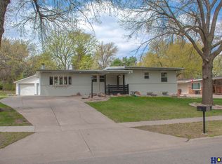 6021 Meadowbrook Ln, Lincoln, NE 68510