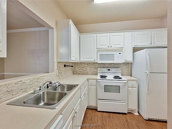 5th image of 1702 Deacon Dr APT 102