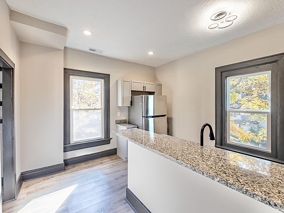 4th image of 709 Glenwood Ave APT 2