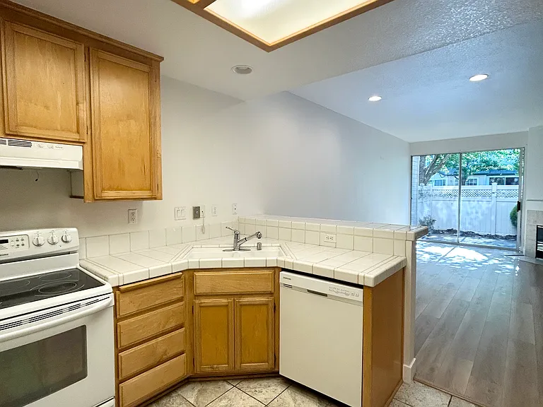 2527 Baywood Way — Photo 7