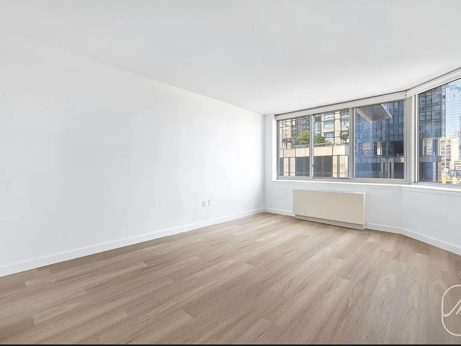 561 10th Ave — Photo 2