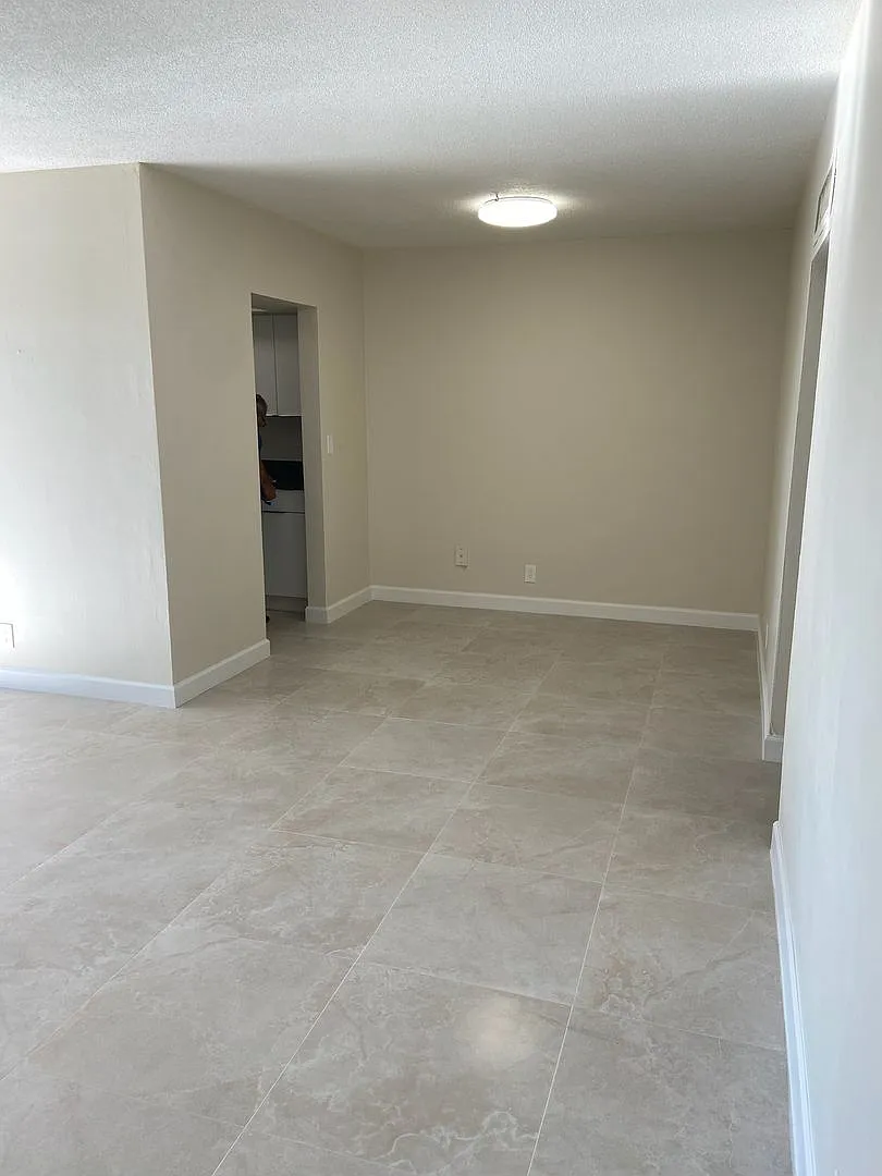 LA BELLE HARBOR CONDOS — Photo 3