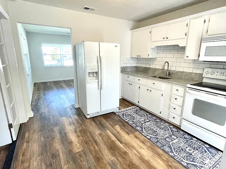 4746 Yarmouth Ave S — Photo 9