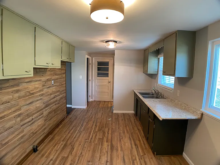 134 Oldham Ave — Photo 5