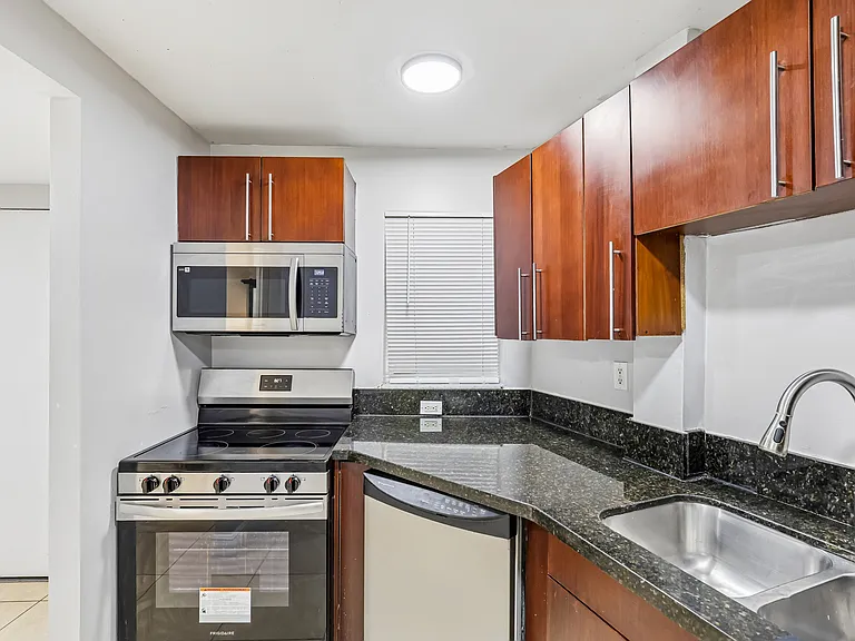The Oaks Condominium — Photo 28