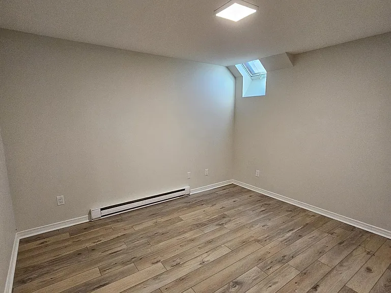 300 Princess Ave — Photo 22