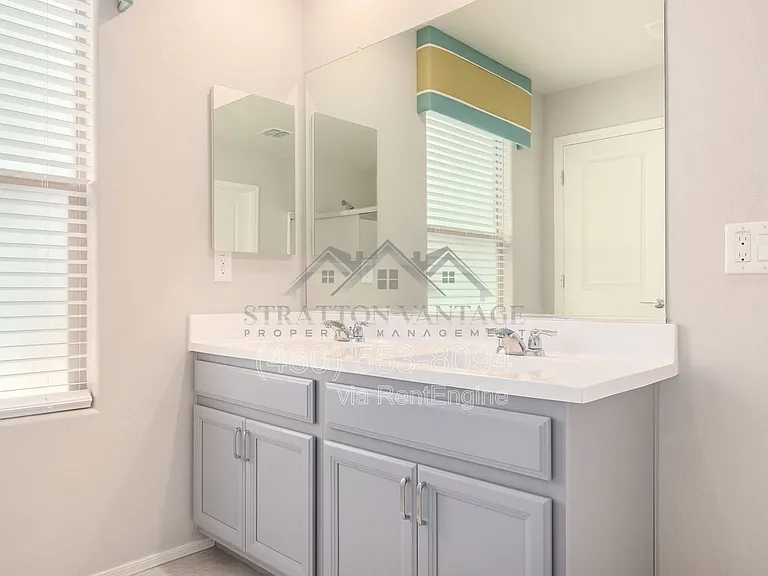 55 E Constitution Dr — Photo 18