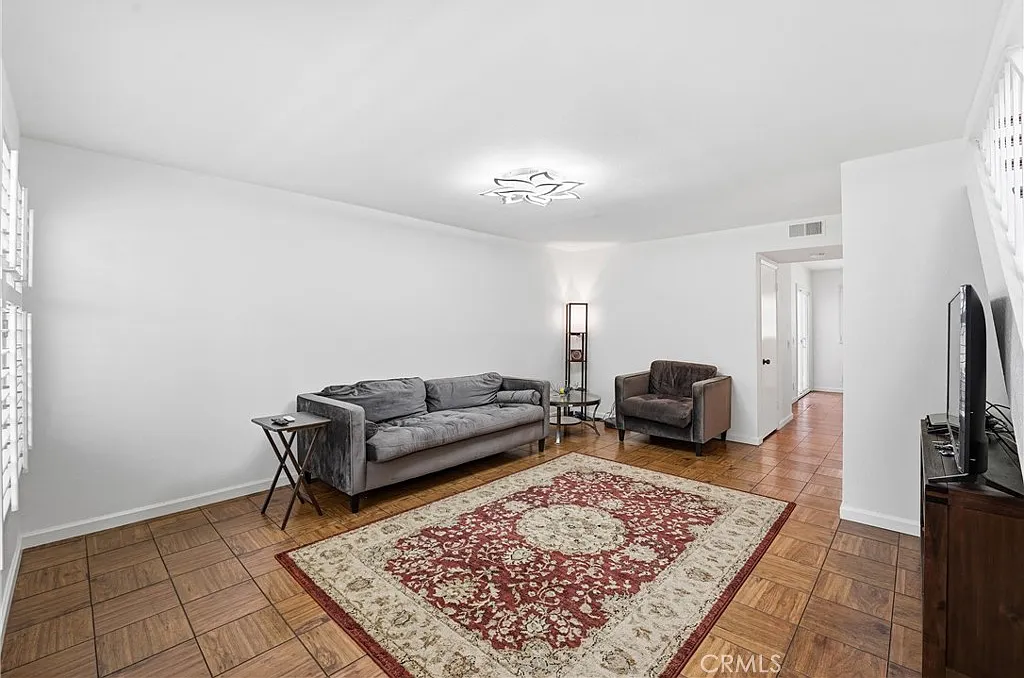 2 bed, 1078 sqft, $3,950 — Photo 2