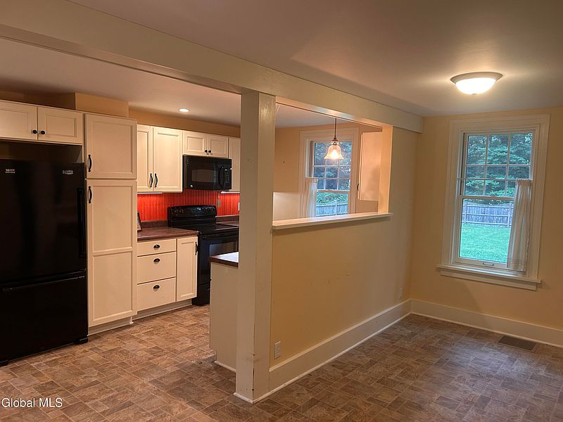 5th image of 947 Charlton Road