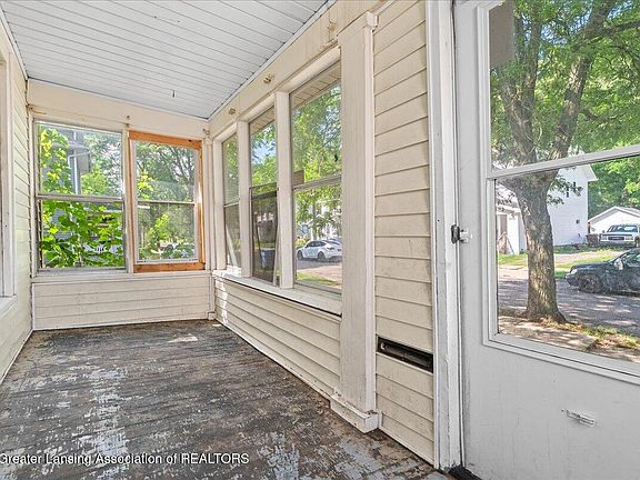 5th image of 523 Clifford St