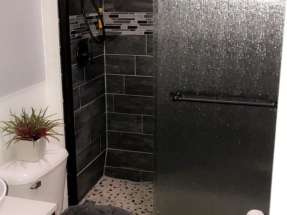 4th image of 404 Wood Ln