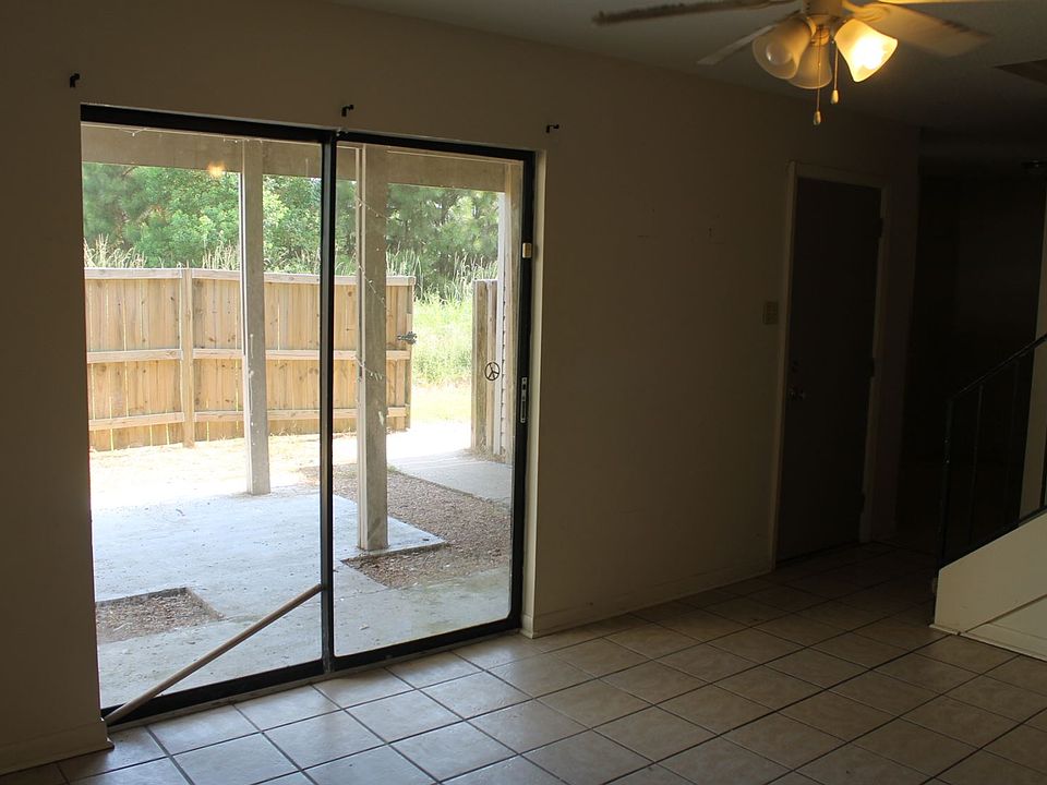 (4) Living Room 2