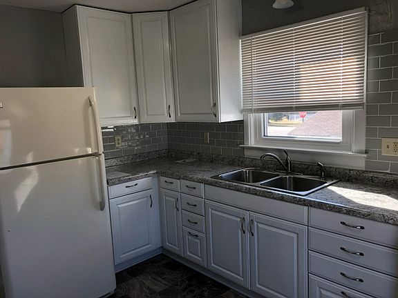 5th image of 105 E Woodford St