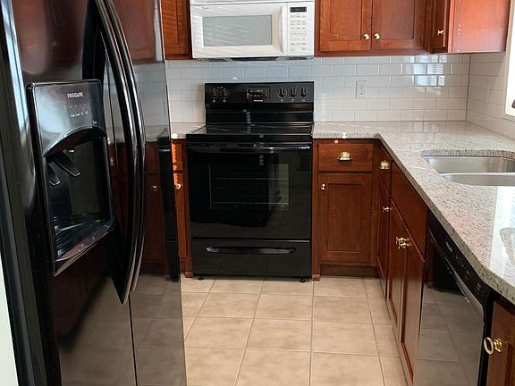 4th image of 218 River Oaks Cir