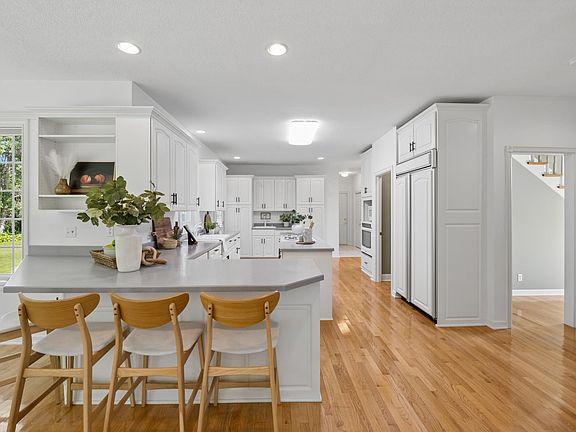3rd image of 1015 W Cove Ln