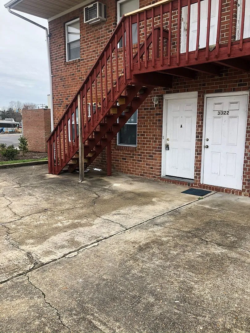 Spacious 2-Bedroom, 1-Bath Unit in Central Norfolk — Photo 3