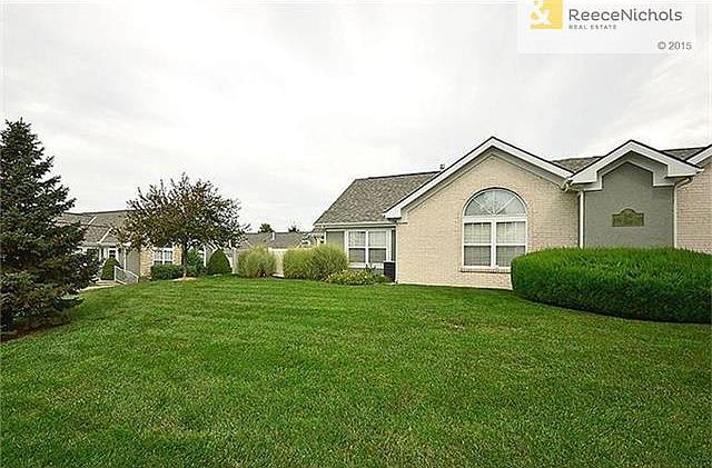 Lovely townhouse with large lawn.