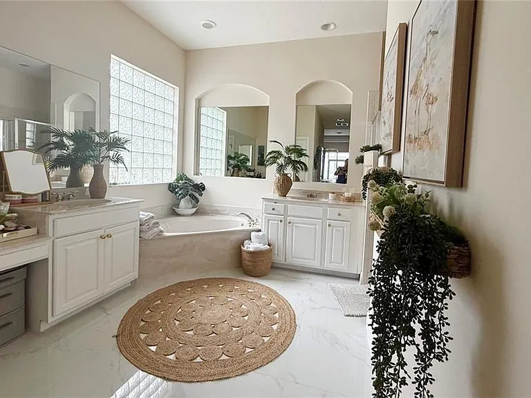 E Riverside Dr — Photo 35