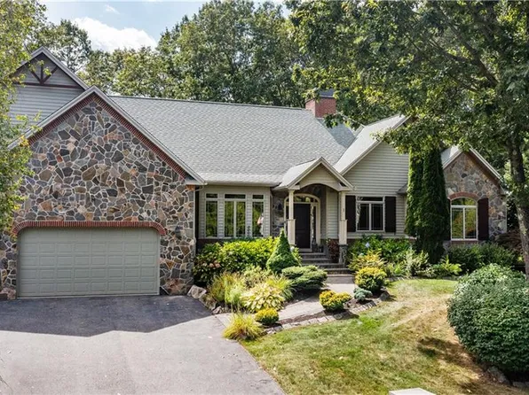 1 Victoria Dr, Smithfield, RI 02917