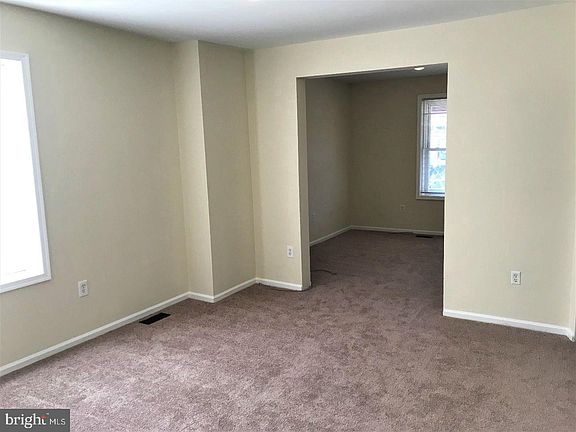 4th image of 371 S 1st Ave