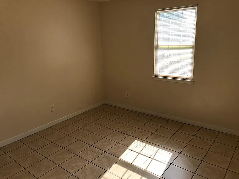 807 Bremen Ave — Photo 6